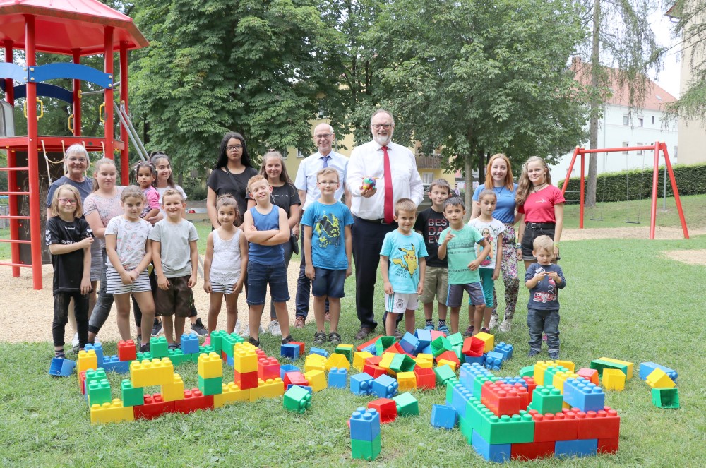Mehr über den Artikel erfahren Oberbürgermeister Jürgen Dupper besucht die Kinder beim Spielmobil