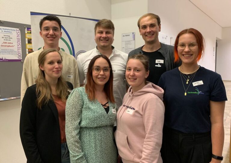 Die Vorstandschaft des SJR: Anna Weinzierl, Lena Moser, Caro Stockbauer, Sabi Kluge (vorne), Sebastian Wigge, Georgi Buchmeier, Tobias Waldherr (hinten)