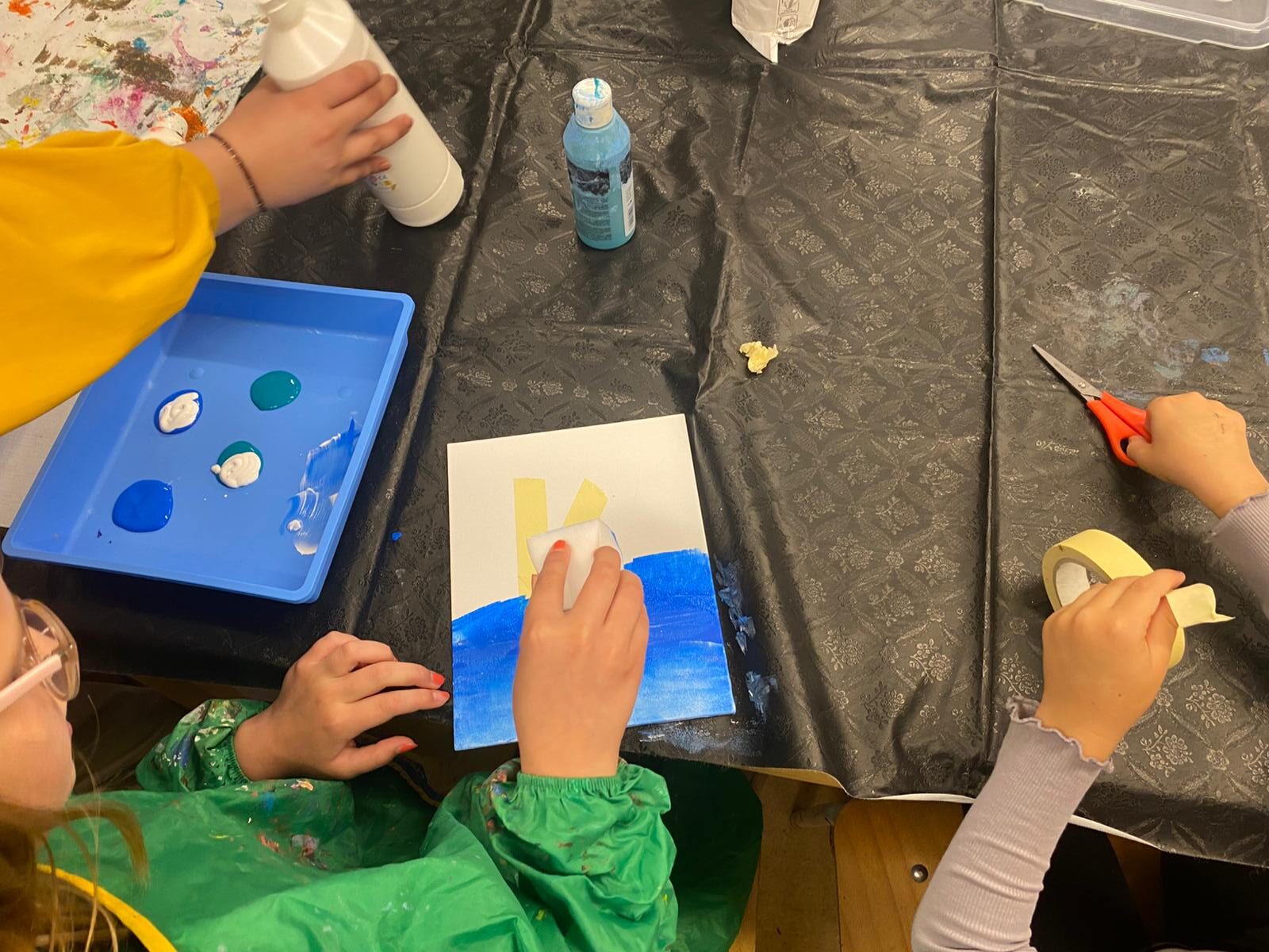 Du betrachtest gerade Mit Schaufeln, Ästen und Fantasie